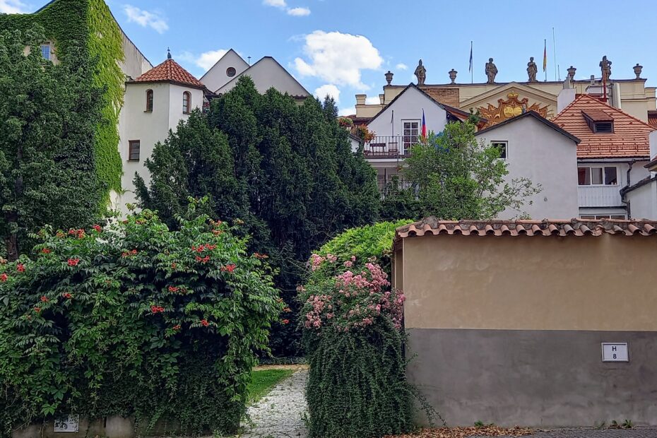 Malá Strana, bývalý hřbitov u sv. Jana v Oboře
