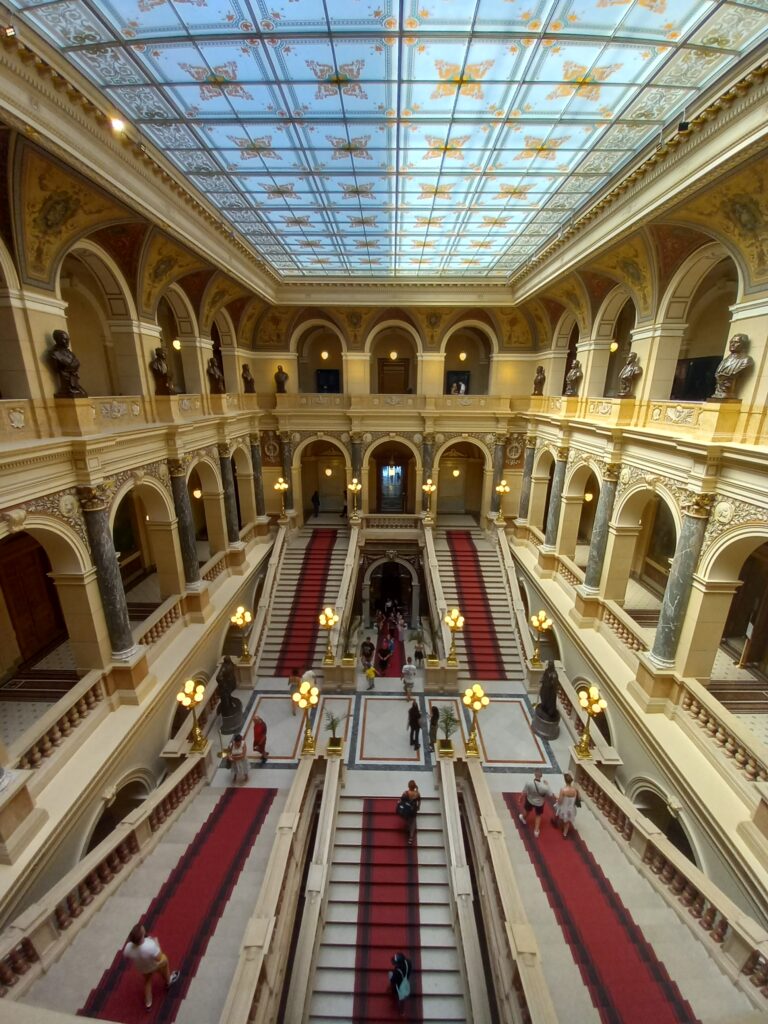 Hala v historické budově Národního muzea